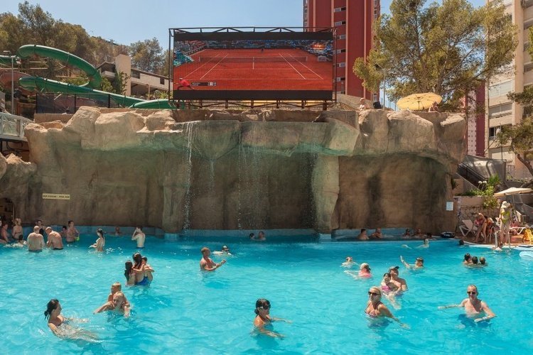 Tv led géant au piscine Hôtel Magic Rock Gardens Benidorm